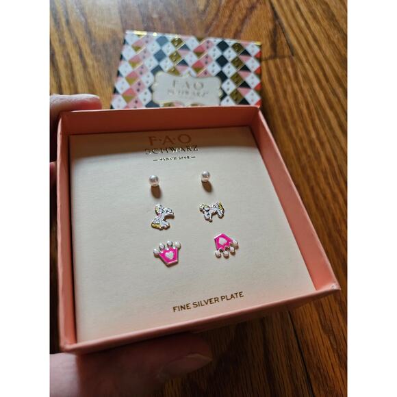 FAO Schwarz 3PC Faux Pearl Unicorn Crown Fine Silver Plate Stud Earring Gift Set - Picture 4 of 5